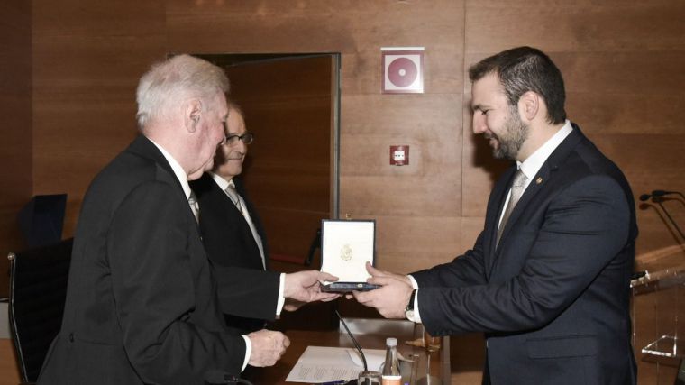 El egresado de la UCLM Luis Saucedo Mora recibe la Medalla de la Real Academia de Ingeniería