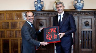 Las Cortes regionales entregan a la Diputación de Toledo un ejemplar conmemorativo del Estatuto de Autonomía por el 40 aniversario de su aprobación
