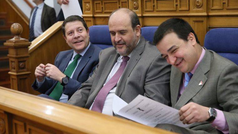 El presidente García-Page, el vicepresidente Martínez Guijarro y el consejero de Agricultura, Martínez Arroyo en un pleno de las Cortes regionales.