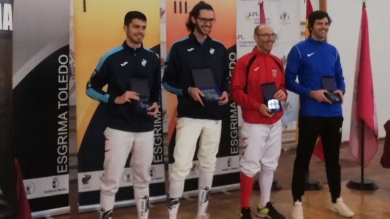 Miguel del Campo y Arturo Toledo, del club toledano de esgrima, campeón y subcampeón en el II Torneo Regional CLM