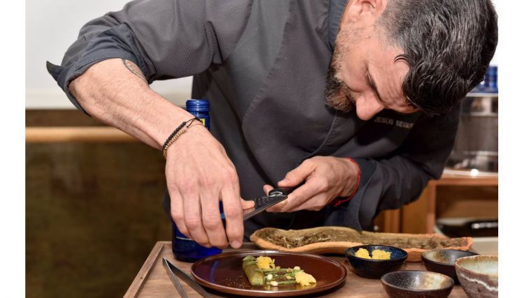 El chef Jesús Segura prepara un menú en el restaurante Trivio, 