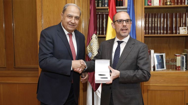 El presidente del Consejo Consultivo entrega la Memoria Anual al presidente de las Cortes regionales