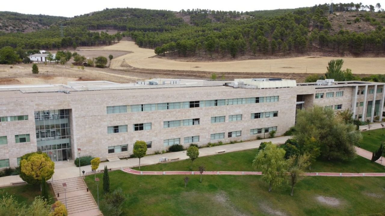 La Escuela Politécnica de Cuenca recibe el premio Entidad del Año del Colegio Oficial de Ingenieros Técnicos de Telecomunicación