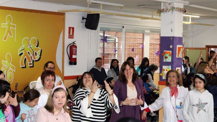 Fernández reivindica un cambio social para reconocer a las mujeres que cuidan de niñas y niños con discapacidad