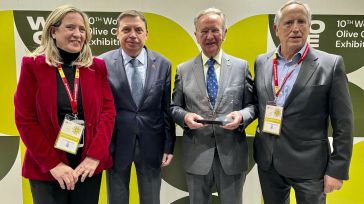 El ministro de Agricultura entrega al presidente de Globalcaja el reconocimiento de la World Olive Oil Exhibition ’23 por su compromiso en favor del sector olivarero