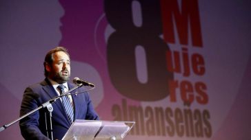 Núñez compromete su esfuerzo a aumentar la empleabilidad de las mujeres, ante un Teatro Regio de Almansa abarrotado de público