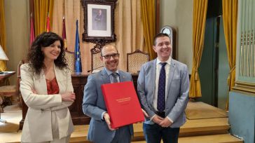 La Diputación de Albacete ya tiene su ejemplar conmemorativo del Estatuto de Autonomía por su contribución al nacimiento de la comunidad