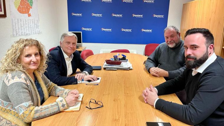 Paco Cañizares agradece a la Asociación para la Prevención del Suicidio el trabajo que realiza y la ayuda eficaz que presta a la sociedad