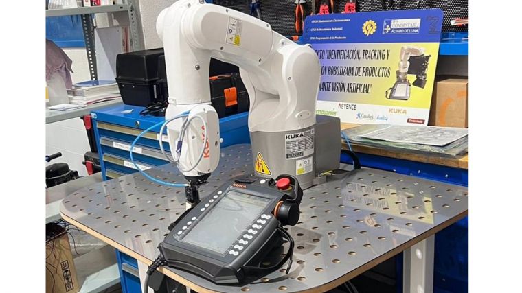 Un instituto de Illescas recrea una cadena de producción robotizada con la Convocatoria de Ayudas Dualiza de Caixabank
 
