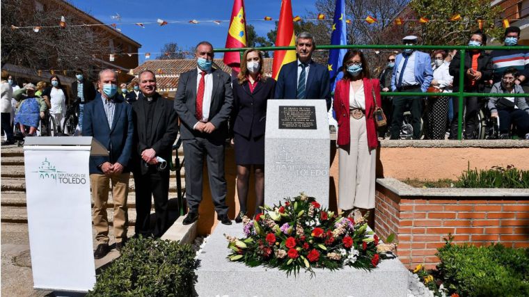 Álvaro Gutiérrez inaugura en la Residencia Social Asistida “San José” un monolito en reconocimiento y recuerdo por la Covid-19