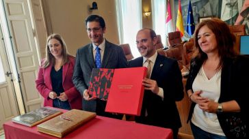 Bellido entrega dos ejemplares conmemorativos del Estatuto de Autonomía a la Diputación de Ciudad Real y al Ayuntamiento de Manzanares