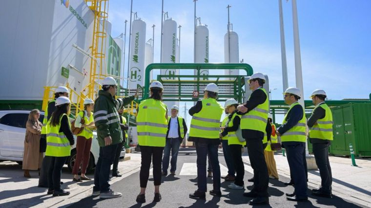 Parlamentarios alemanes en la planta de hidrógeno de Iberdrola en Puertollano