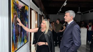 Álvaro Gutiérrez visita en San Clemente la exposición del colectivo artístico Espacio Cero