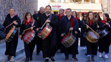 Núñez transmite su emoción por participar en la Tamborada de Miércoles Santo de Hellín, y anima a todo el mundo a conocer las tradiciones de Castilla-La Mancha