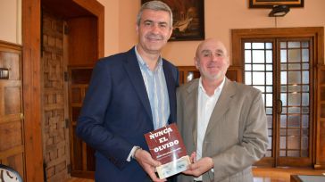 Álvaro Gutiérrez felicitaba a Jesús Gallardo por la publicación de su última novela, titulada “Nunca el olvido”.