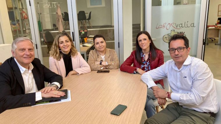 Paco Cañizares se reúne con Laborvalía y se compromete a establecer más líneas de colaboración con el Ayuntamiento