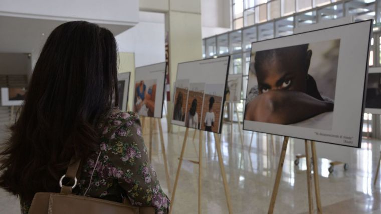 La exposición fotográfica ‘Punto y seguimos. La vida puede más’ llega al Campus de Ciudad Real para visibilizar la lacra de la trata de personas