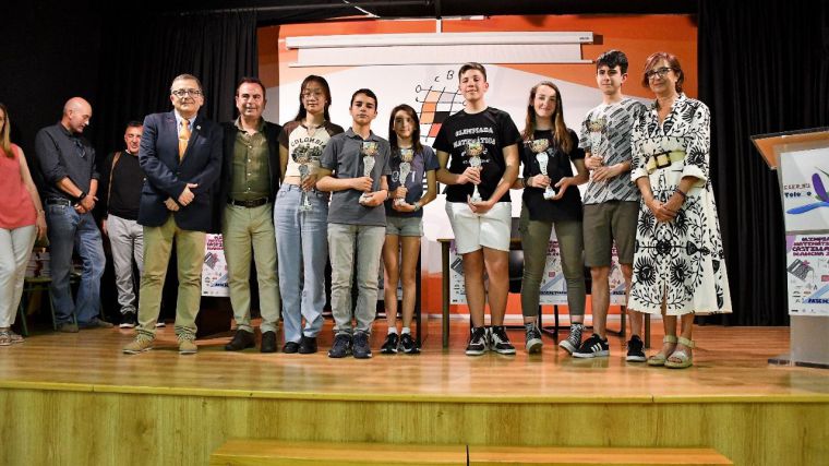 Ana Gómez felicita a los ganadores toledanos de la Olimpiada de Matemáticas, que representarán a la provincia en la fase nacional