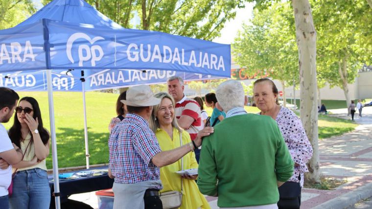 Guarinos subraya que “la cercanía y la proximidad conllevan muchos beneficios y aportan grandes ideas para solucionar los problemas de los guadalajareños”