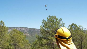 Efectivos del Infocam trabajan en la extinción de un incendio forestal declarado en Alatoz (Albacete)