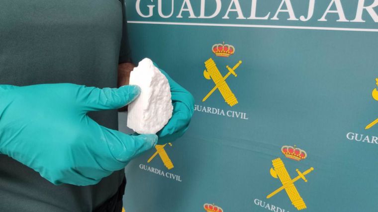 Detenido tras ser sorprendido con 100 gramos de cocaína en un vehículo en Almadrones (Guadalajara)