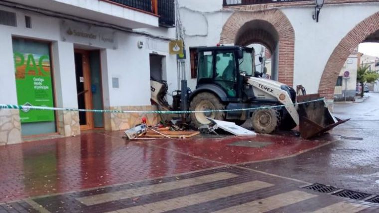 Alunizaje con una excavadora en la sucursal del Banco Santander de Borox