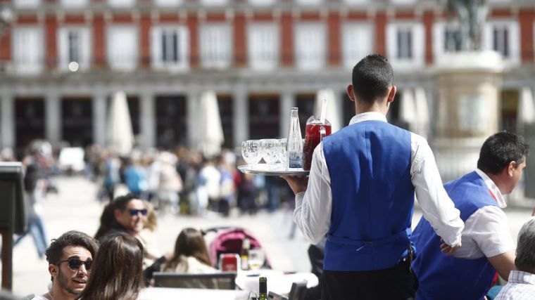 El sector servicios de España mantiene su expansión respaldado por el turismo y la subida del SMI