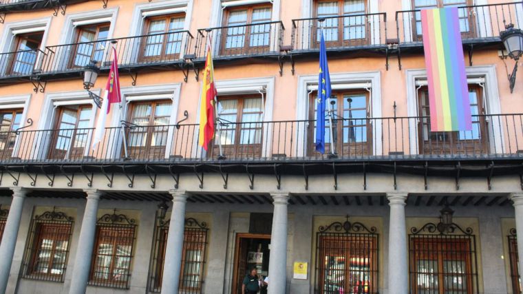 La Delegación del Gobierno de España en Castilla-La Mancha despliega la pancarta con los colores arcoiris 