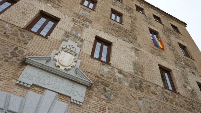 La bandera arcoíris cuelga un año más en la fachada principal de las Cortes de Castilla-La Mancha