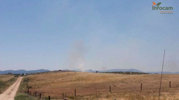 Diez medios y 40 personas trabajan en extinguir un incendio declarado en Valdeverdeja (Toledo)