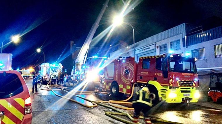 Colapsa una nave y otra queda parcialmente calcinada en Olías del Rey por un incendio ya extinguido