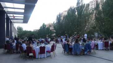 El exterior del Teatro Auditorio de Cuenca se llena para celebrar la elección de Cuenca como Capital Gastronómica