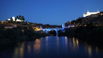 Toledo ilumina de azul el Puente de Alcántara con motivo del Día de las Víctimas de Crímenes de Odio