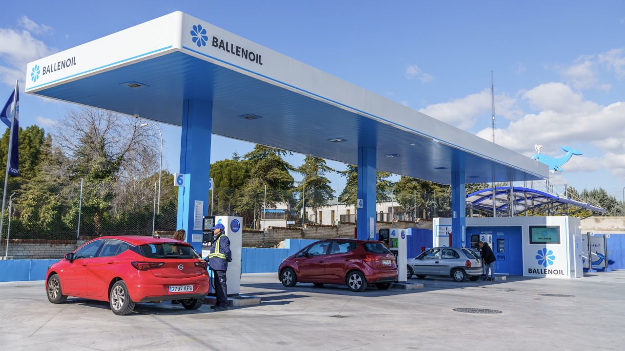 La diferencia de precio en la gasolina entre las gasolineras automáticas y las tradicionales aumenta un 12% en un mes