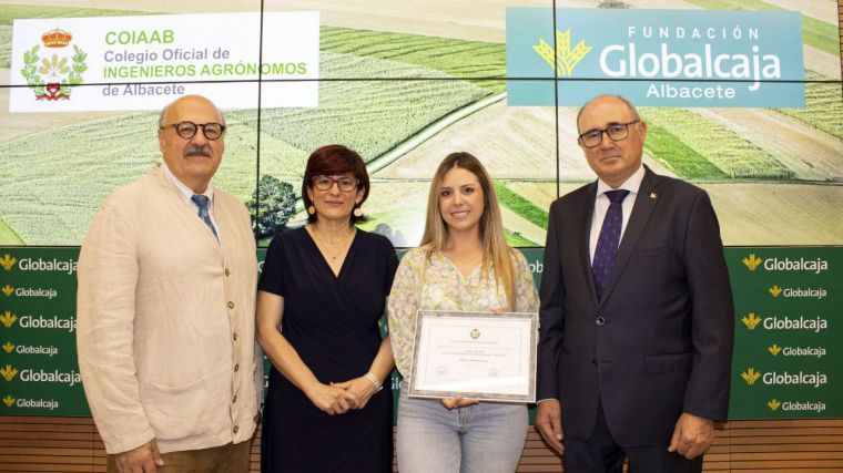 La Fundación Globalcaja y el Colegio Oficial de Ingenieros Agrónomos premian la excelencia académica de la ingeniera Andrea Campos