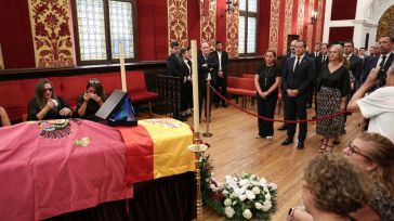 Conchi Cedillo recibe los restos mortales de Federico Martín Bahamontes en el Ayuntamiento