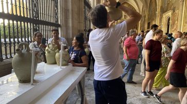 Los toledanos vuelven a beber agua de los botijos en la Catedral para celebrar la festividad de la Virgen del Sagrario