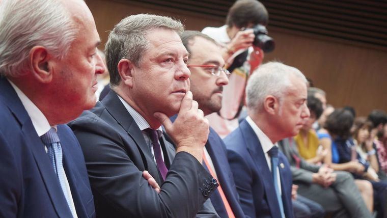 Emiliano Garcia Page, presidente de Castilla la Mancha , el presidente de Asturias Adrian Barbón e Iñigo Urkullu, lehendakari de Euskadi en el Atrio del Parlamento foral, a 17 de agosto de 2023, en Pamplona, Navarra