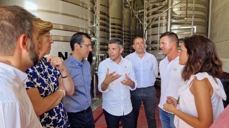 Caballero pone en valor que la región lidere las exportaciones de vino y cree que la campaña de la vendimia será positiva 