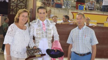 La presidenta de la Diputación entrega el premio al vencedor de la novillada sin picadores de las fiestas patronales de Borox