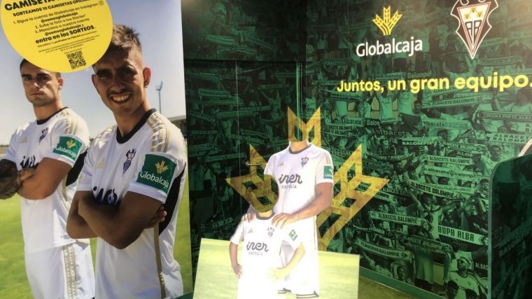 El Stand de Globalcaja recibe este lunes en su stand a los jugadores del Alba, Agus Medina y Djetei, para la firma de autógrafos