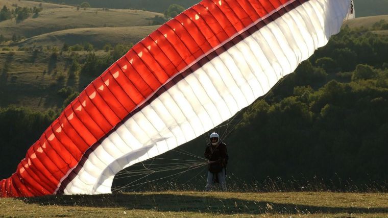 Trasladan al hospital a un hombre de 59 años tras sufrir una caída en parapente en Navamorcuende