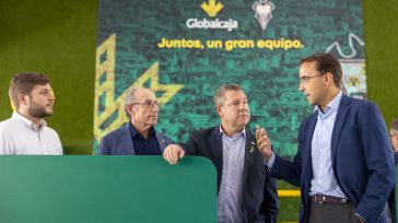 El presidente de Castilla-La Mancha reconoce el compromiso de Globalcaja con Albacete en su visita al stand en la Feria