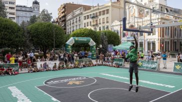 El ‘3x3 Circuito Globalcaja’ convirtió la Plaza del Altozano en una auténtica cancha de baloncesto donde compitieron un centenar de benjamines