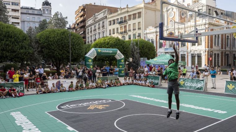 El ‘3x3 Circuito Globalcaja’ convirtió la Plaza del Altozano en una auténtica cancha de baloncesto donde compitieron un centenar de benjamines