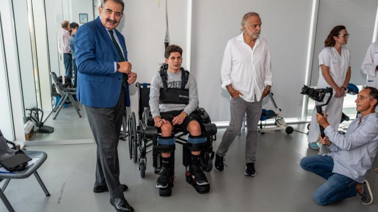 El Hospital Nacional de Parapléjicos ya cuenta con un nuevo exoesqueleto que ayuda a caminar a adolescentes con lesiones medulares