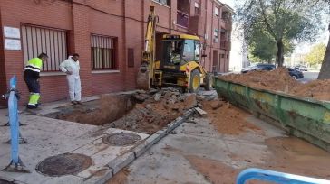 Una tubería rota en el Polígono provoca un corte de agua cuya reparación está siendo "muy costosa"