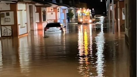 Las lluvias vuelven a cebarse con CLM: Cien viviendas inundadas, vecinos desalojados en Iniesta