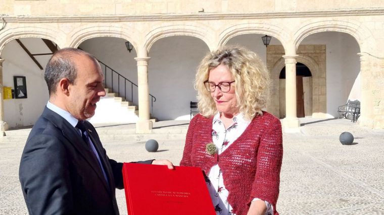 Bellido entrega un ejemplar conmemorativo del Estatuto de Autonomía en Alarcón, escenario de la asamblea que aprobó el proyecto en 1981