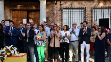 La presidenta de la Diputación de Toledo asiste al minuto de silencio en recuerdo de la víctima del presunto crimen machista cometido en la localidad de Val de Santo Domingo